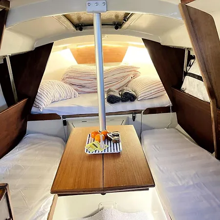 Hotel na wodzie Yacht Albin 79 *